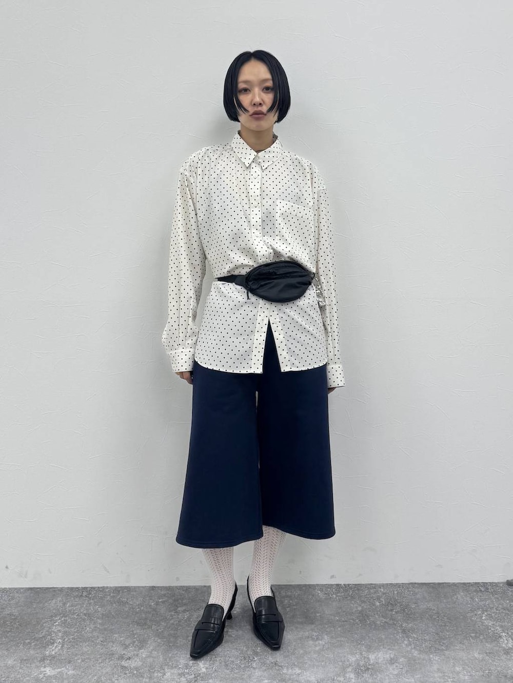 ブラック系のローファー、その他のシャツ/ブラウスを着用したレディースの冬コーディネートの2枚目の写真