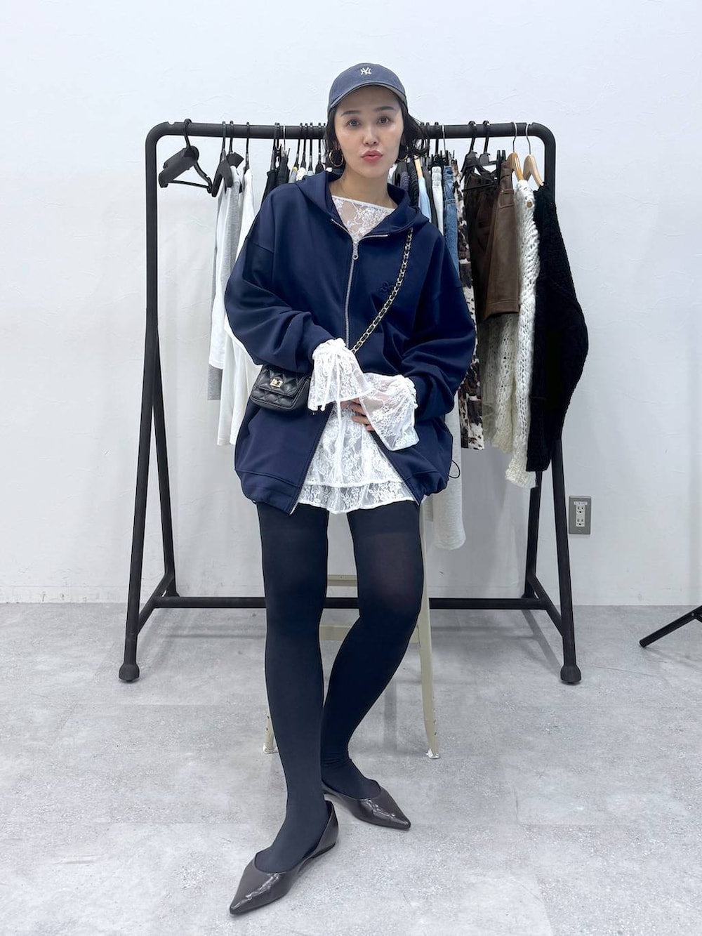 ブラック系のその他パンツ、ブルー系のパーカー、ホワイト系のシャツ/ブラウスを着用したレディースの秋コーディネートの7枚目の写真