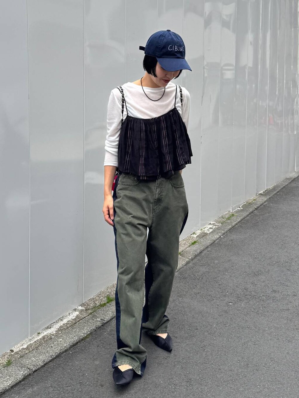 ブラック系のバックパック/リュックを着用したレディースの春コーディネートの2枚目の写真