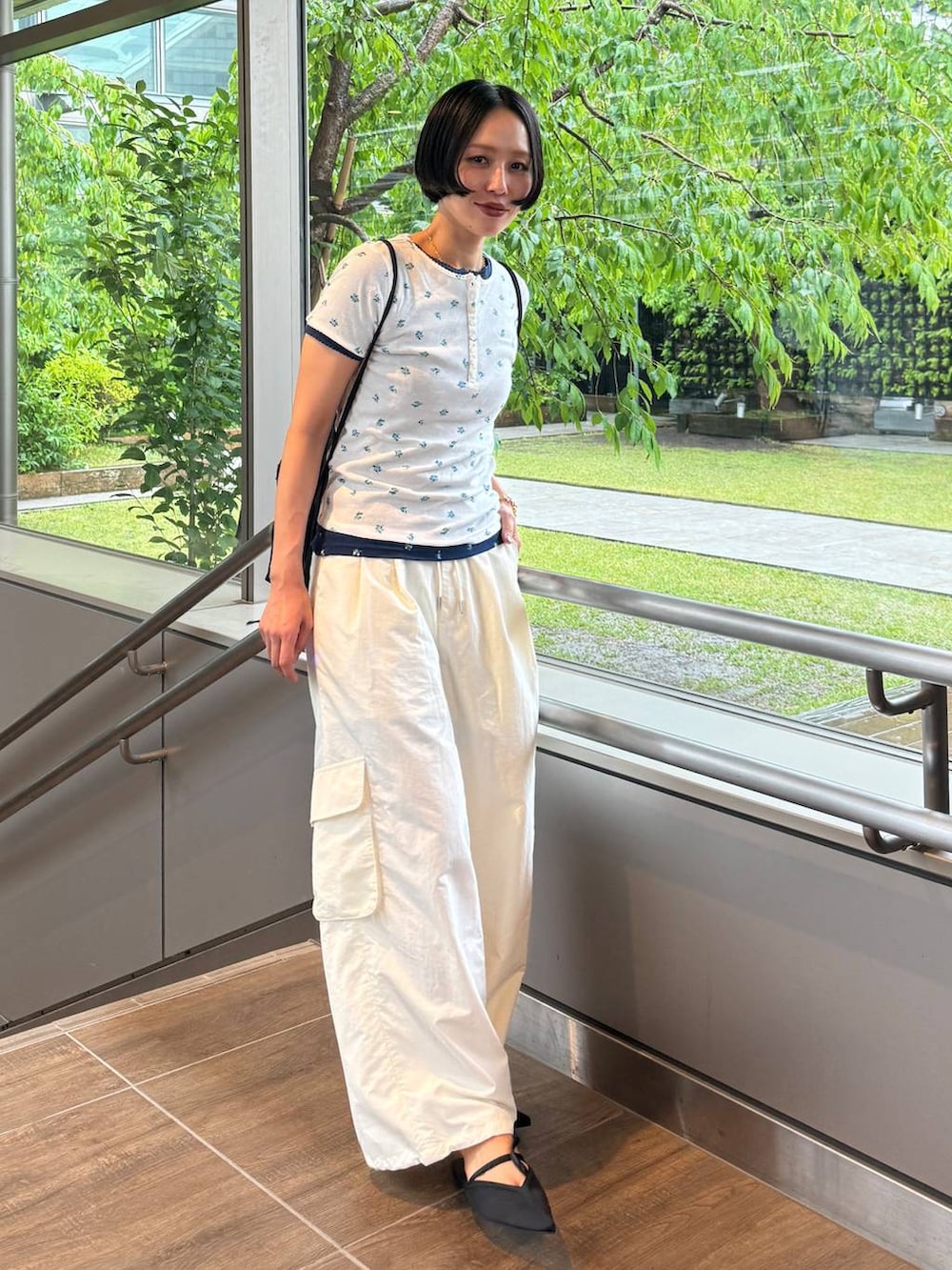 ブラック系のサンダル、ブルー系のTシャツ/カットソー、ホワイト系のTシャツ/カットソーを着用したレディースの夏コーディネートの7枚目の写真