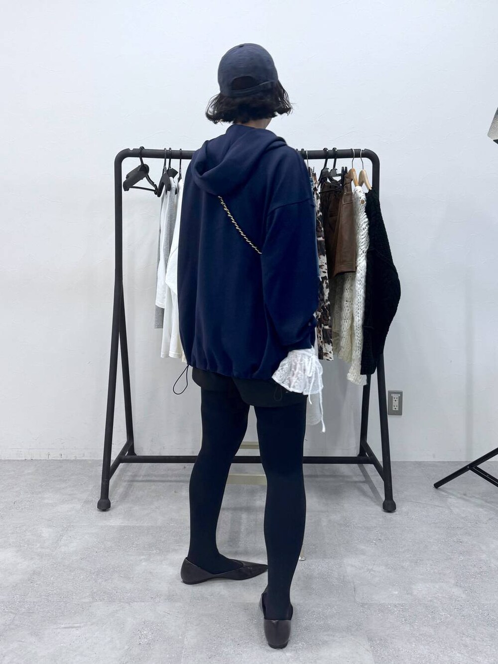 ブラック系のその他パンツ、ブルー系のパーカー、ホワイト系のシャツ/ブラウスを着用したレディースの秋コーディネートの4枚目の写真