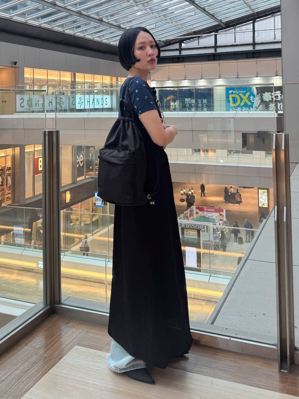 ブラック系のワンピース、ブラック系のサンダル、ブルー系のTシャツ/カットソーを着用したレディースの夏コーディネートの3枚目の写真