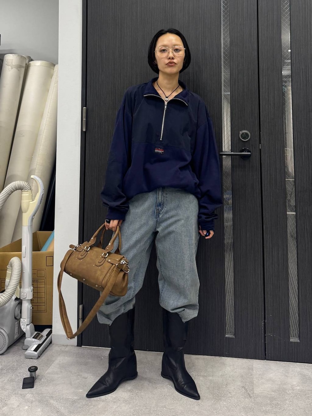 ブルー系のデニムパンツ、ブラック系のブーツ、ブルー系のスウェットを着用したレディースの夏コーディネートの2枚目の写真