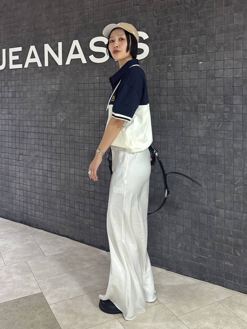 ブラック系のボストンバッグ、ブラック系のスカート、ブラック系のローファーを着用したレディースの春コーディネートの3枚目の写真