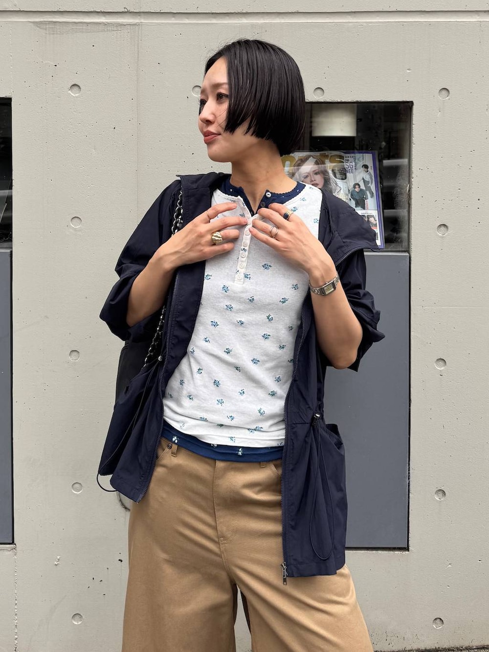 ブラック系のローファー、ブラック系のバックパック/リュック、ベージュ系のその他パンツを着用したレディースの春コーディネートの2枚目の写真