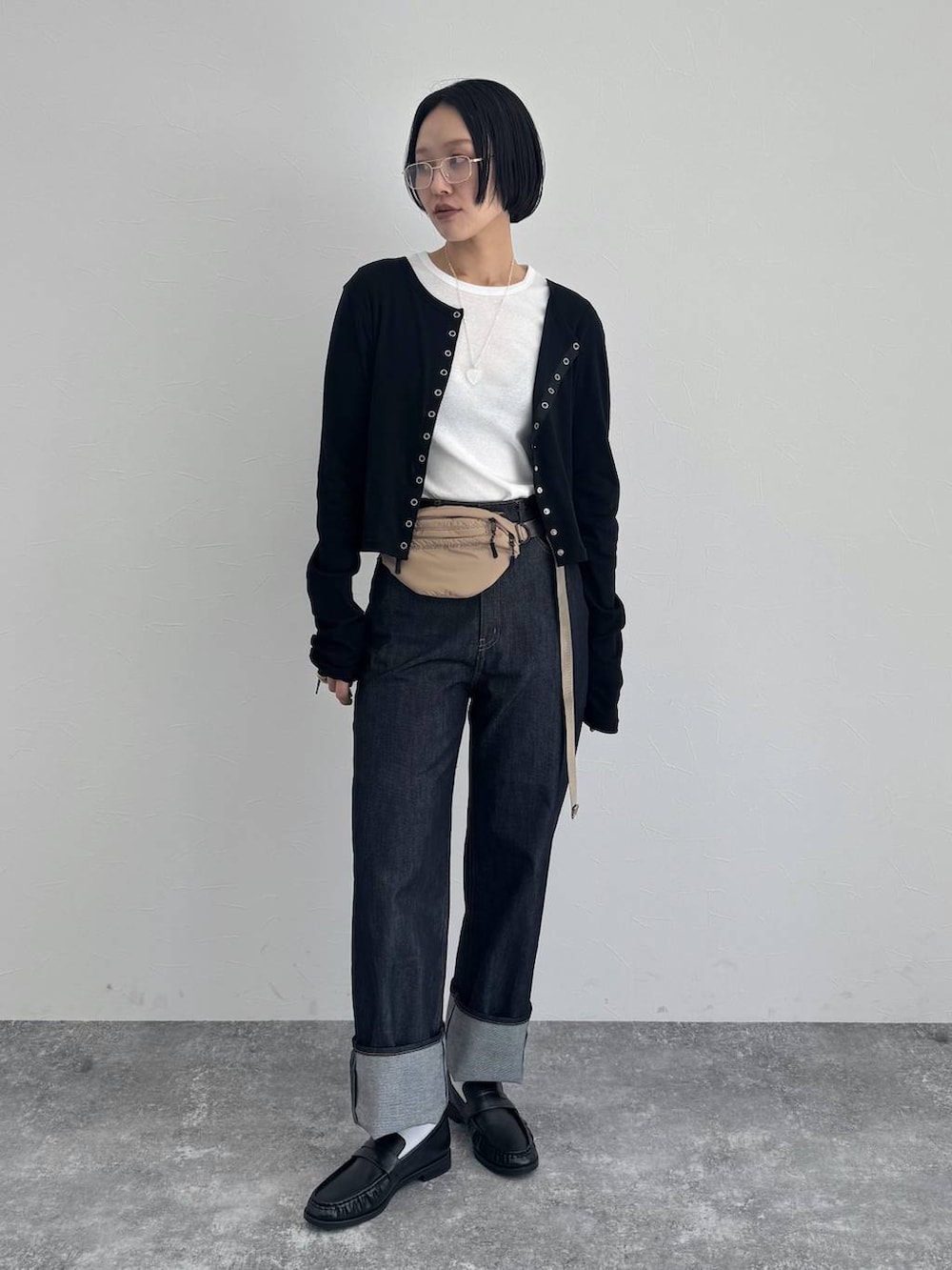 ブラック系のローファー、ブルー系のデニムパンツを着用したレディースの冬コーディネートの6枚目の写真