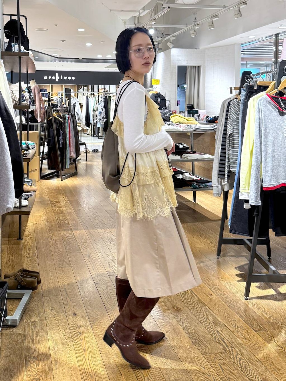 ホワイト系のTシャツ/カットソー、ブラウン系のブーツ、ベージュ系のその他パンツを着用したレディースの春コーディネートの3枚目の写真