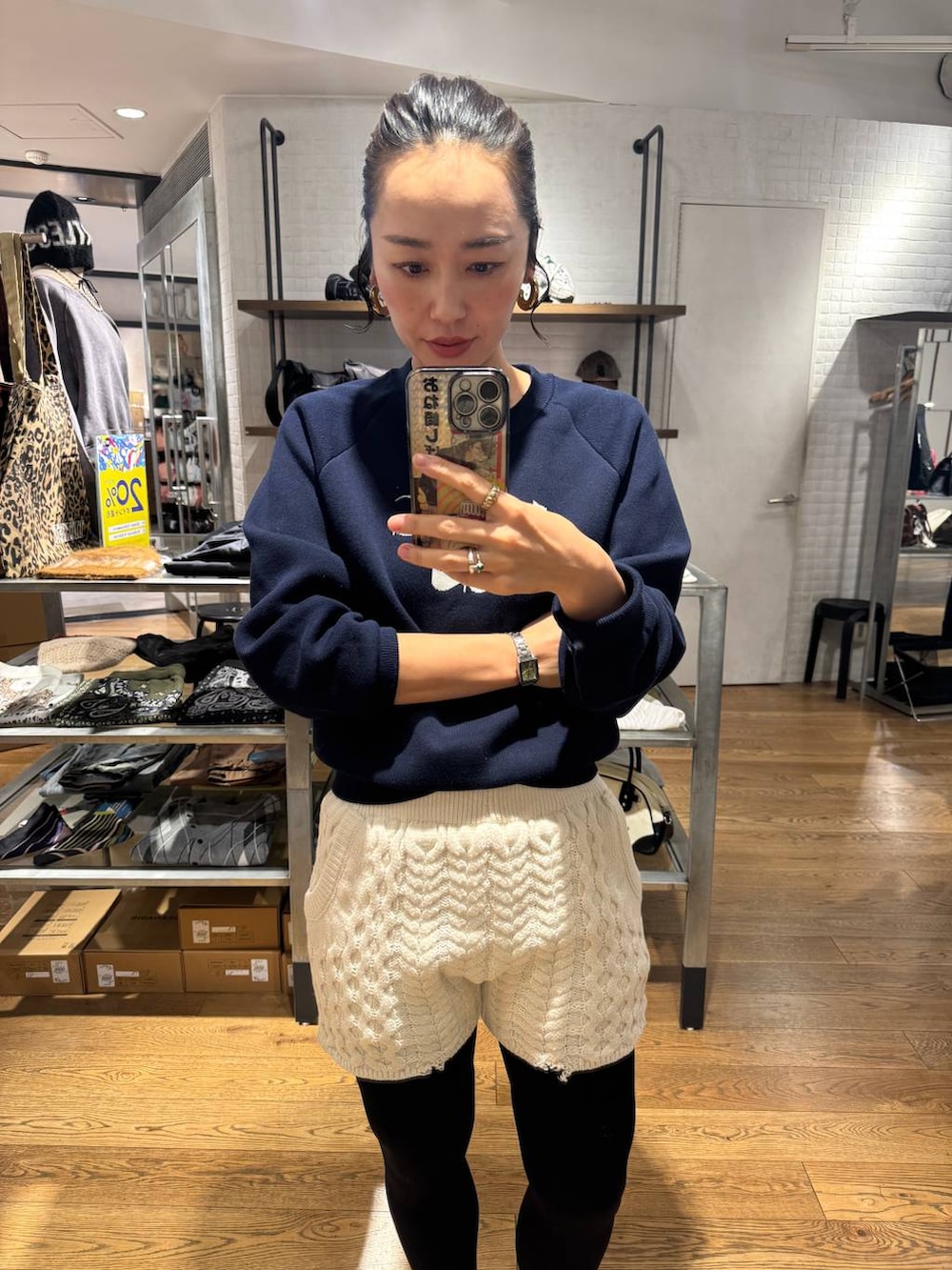 グレー系のスウェット、ブルー系のニット/セーターを着用したレディースの秋コーディネートの4枚目の写真