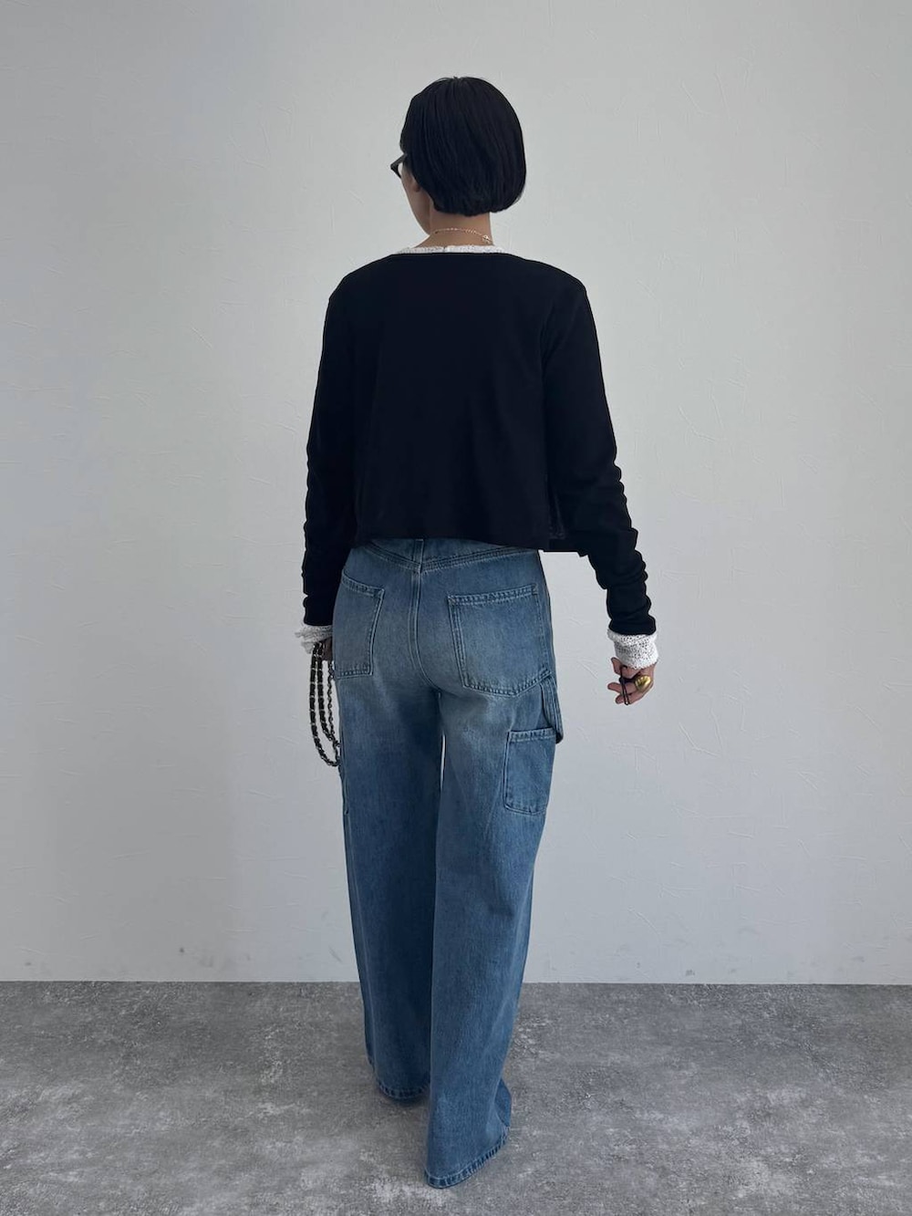 ブラック系のローファー、ホワイト系のTシャツ/カットソーを着用したレディースの冬コーディネートの6枚目の写真