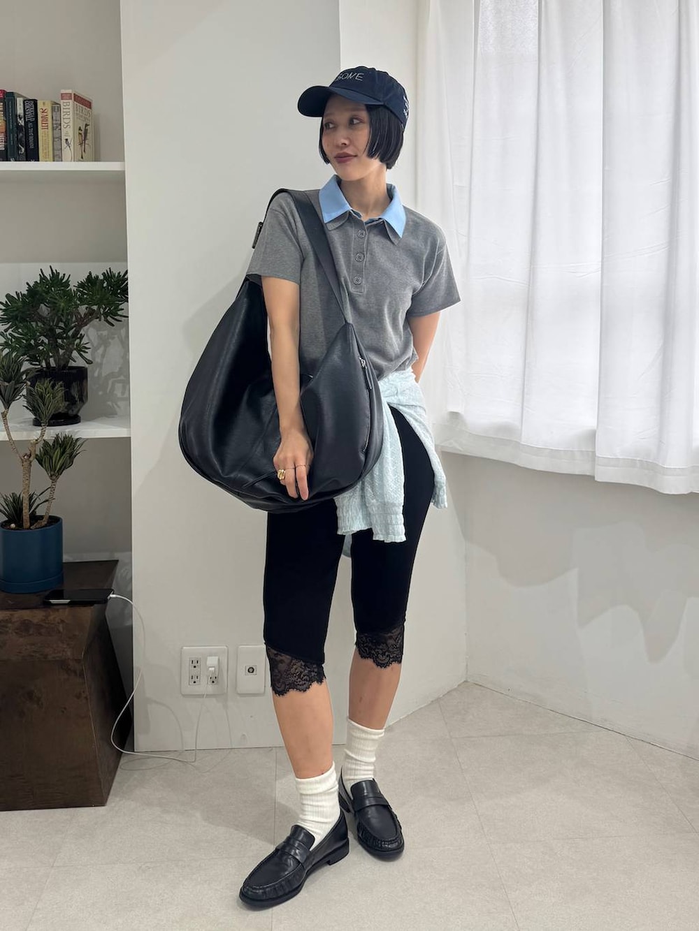 ブラック系のローファー、ブルー系のパーカー、ブラック系のレギンス/スパッツを着用したレディースの春コーディネートの4枚目の写真