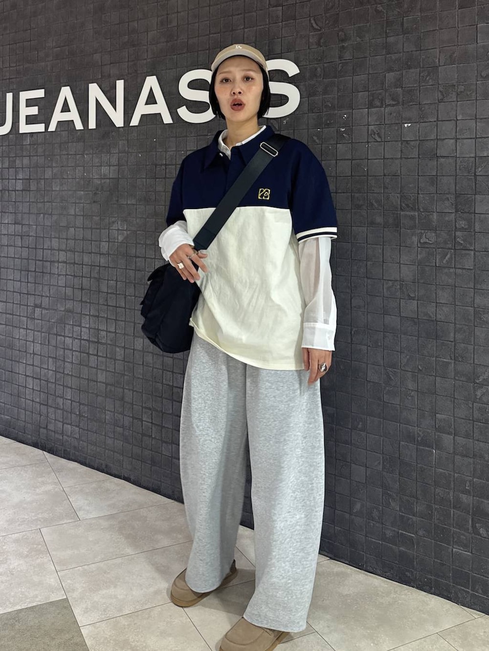 ブラック系のトートバッグ、ベージュ系のローファー、ホワイト系のシャツ/ブラウスを着用したレディースの春コーディネートの2枚目の写真