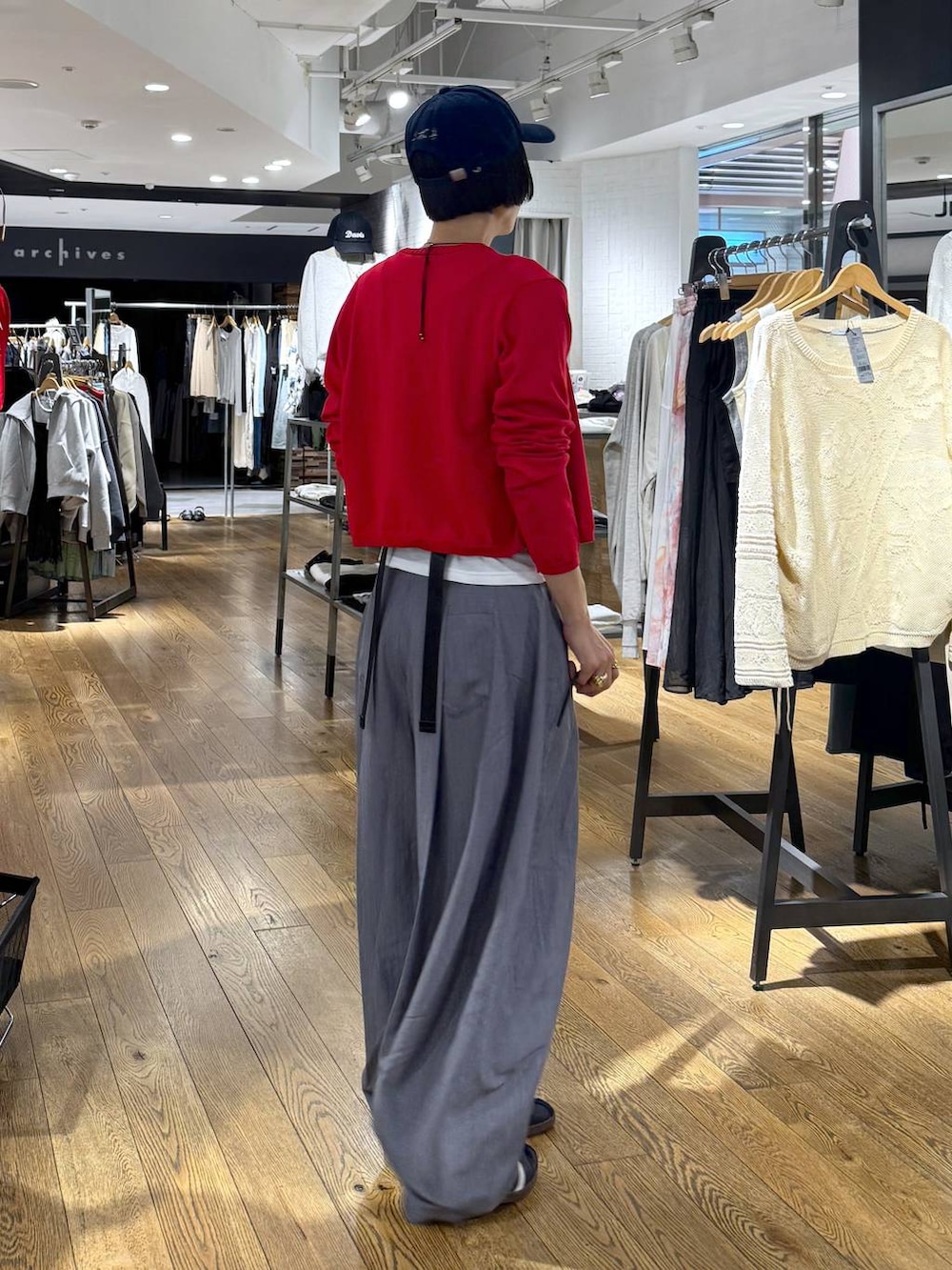 ホワイト系のTシャツ/カットソー、レッド系のベスト、レッド系のカーディガン/ボレロを着用したレディースの春コーディネートの6枚目の写真