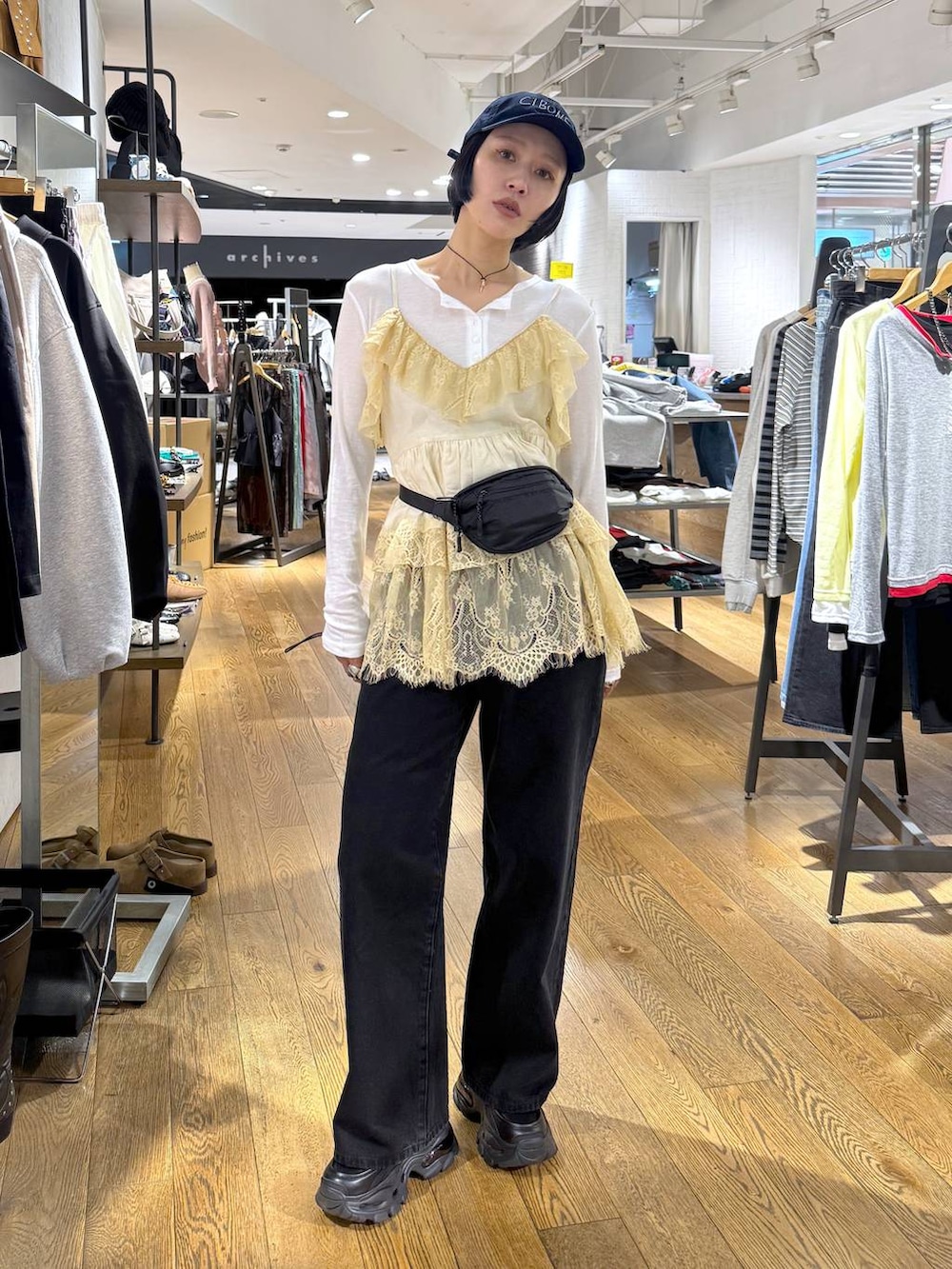 ホワイト系のTシャツ/カットソー、ブラック系のデニムパンツを着用したレディースの春コーディネートの2枚目の写真