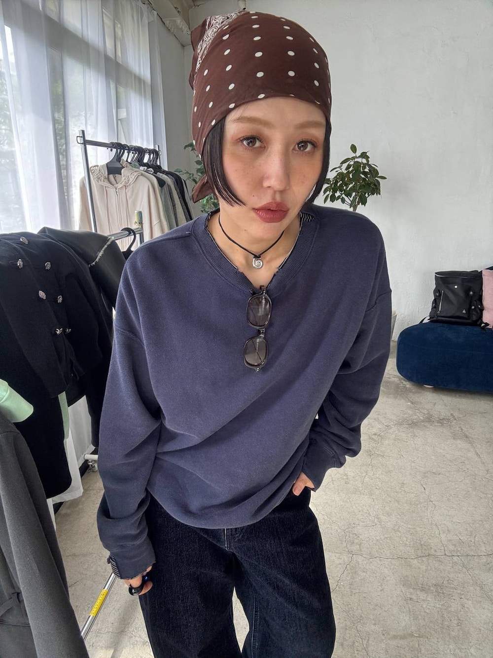 ブルー系のデニムパンツを着用したレディースの秋コーディネートの3枚目の写真