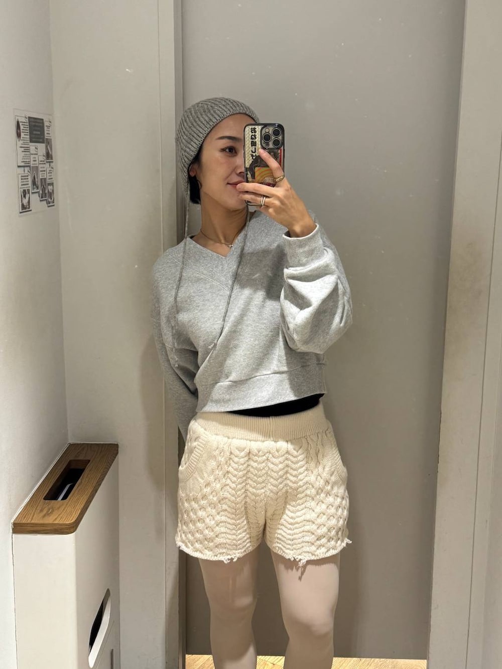 グレー系のスウェット、ブルー系のニット/セーターを着用したレディースの秋コーディネートの2枚目の写真