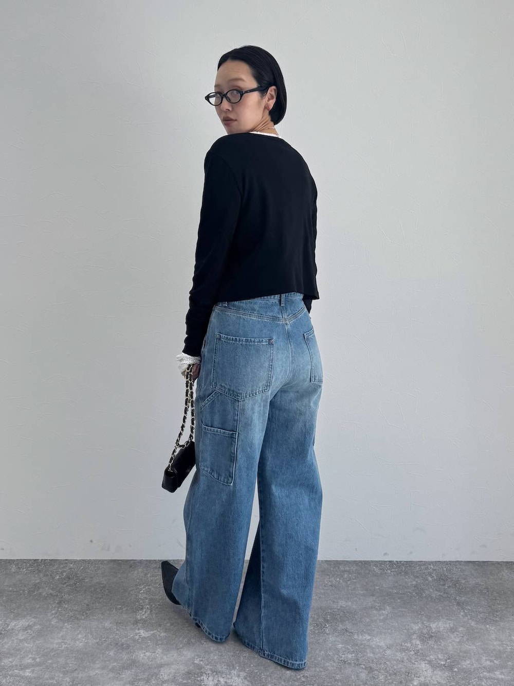 ブラック系のローファー、ホワイト系のTシャツ/カットソーを着用したレディースの冬コーディネートの4枚目の写真