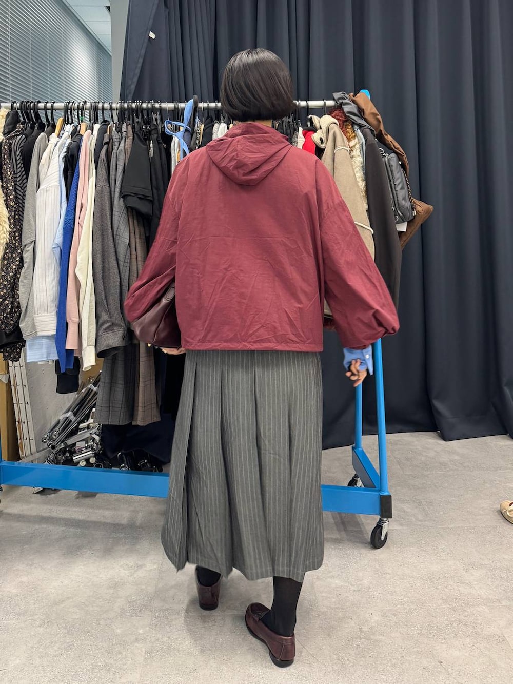 レッド系のショルダーバッグ、ブルー系のシャツ/ブラウスを着用したレディースの夏コーディネートの4枚目の写真