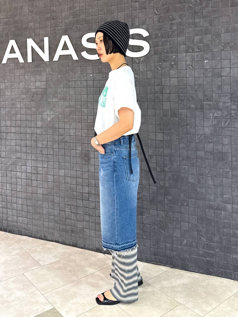 グレー系のその他パンツ、ホワイト系のTシャツ/カットソー、ブラック系のパンプスを着用したレディースの夏コーディネートの2枚目の写真