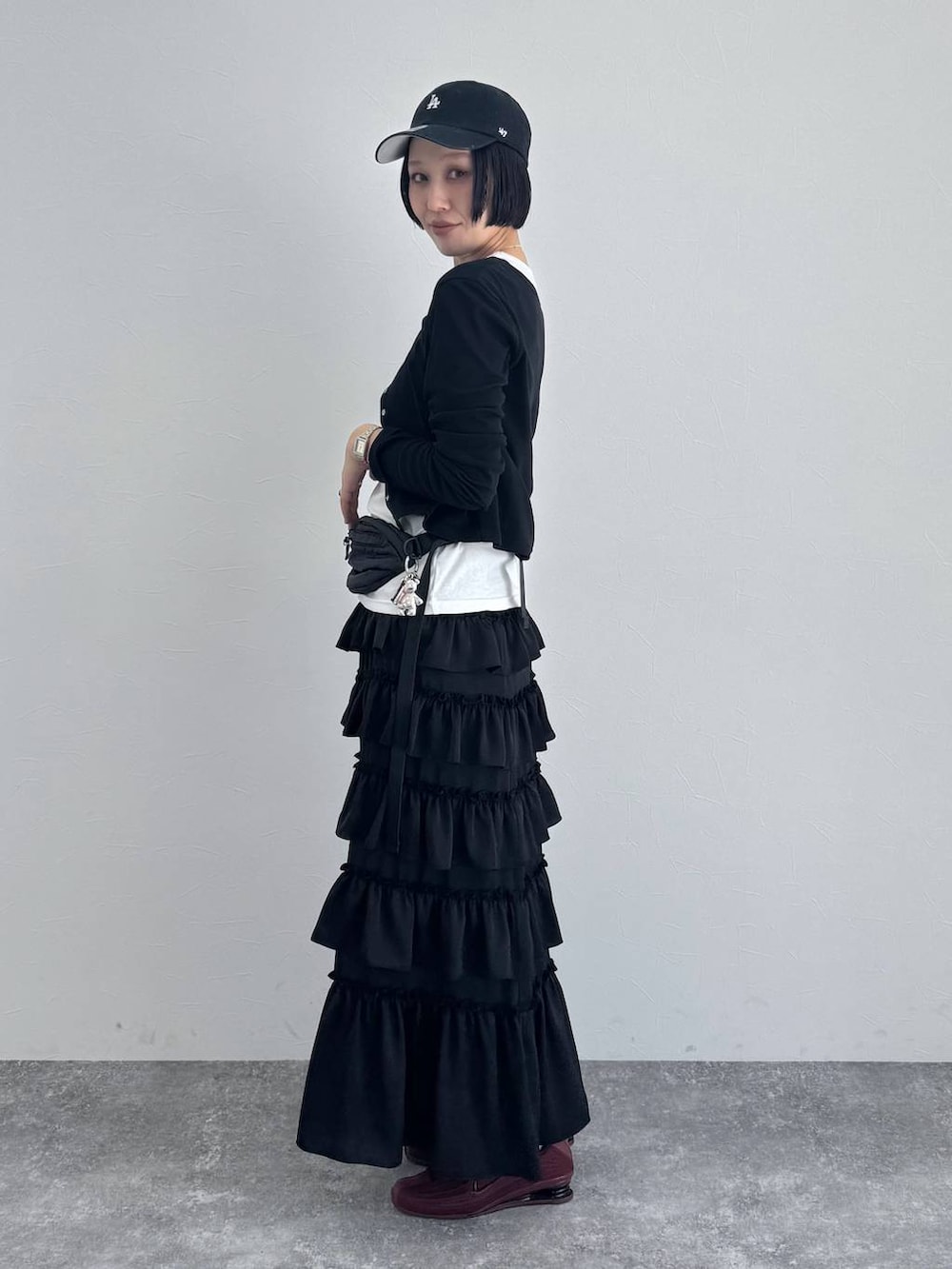 ブラック系のスカートを着用したレディースの冬コーディネートの3枚目の写真