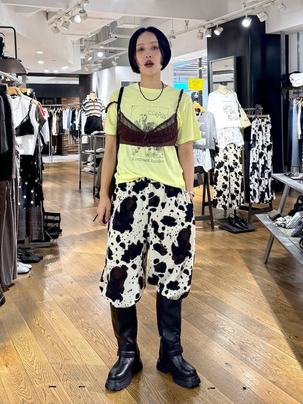 ベージュ系のその他パンツ、ブラウン系のキャミソール、イエロー系のTシャツ/カットソーを着用したレディースの夏コーディネートの6枚目の写真
