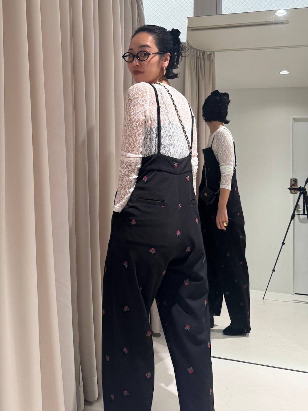 ホワイト系のTシャツ/カットソーを着用したレディースの冬コーディネートの6枚目の写真