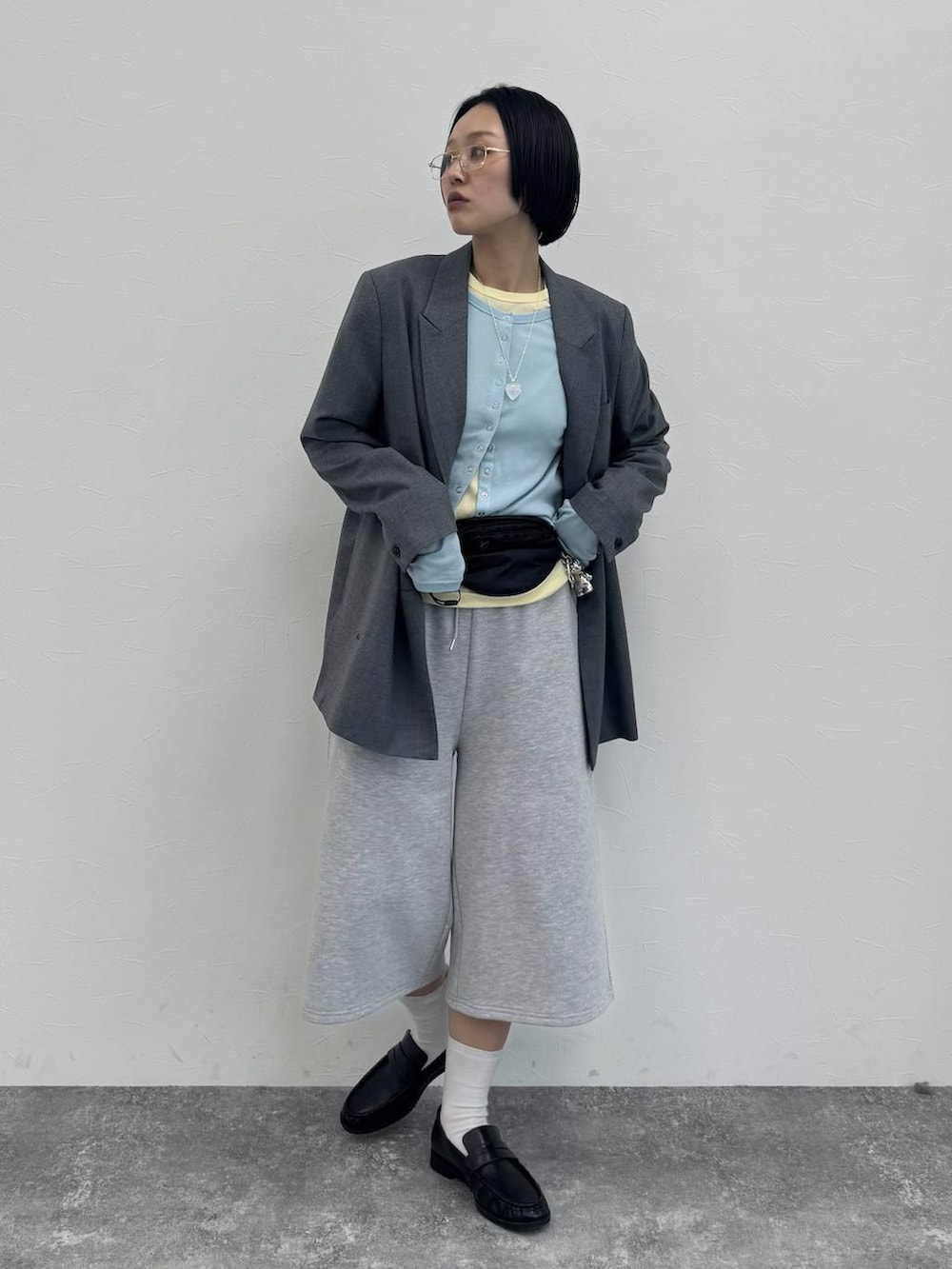 ブラック系のローファー、グレー系のテーラードジャケットを着用したレディースの冬コーディネートの6枚目の写真