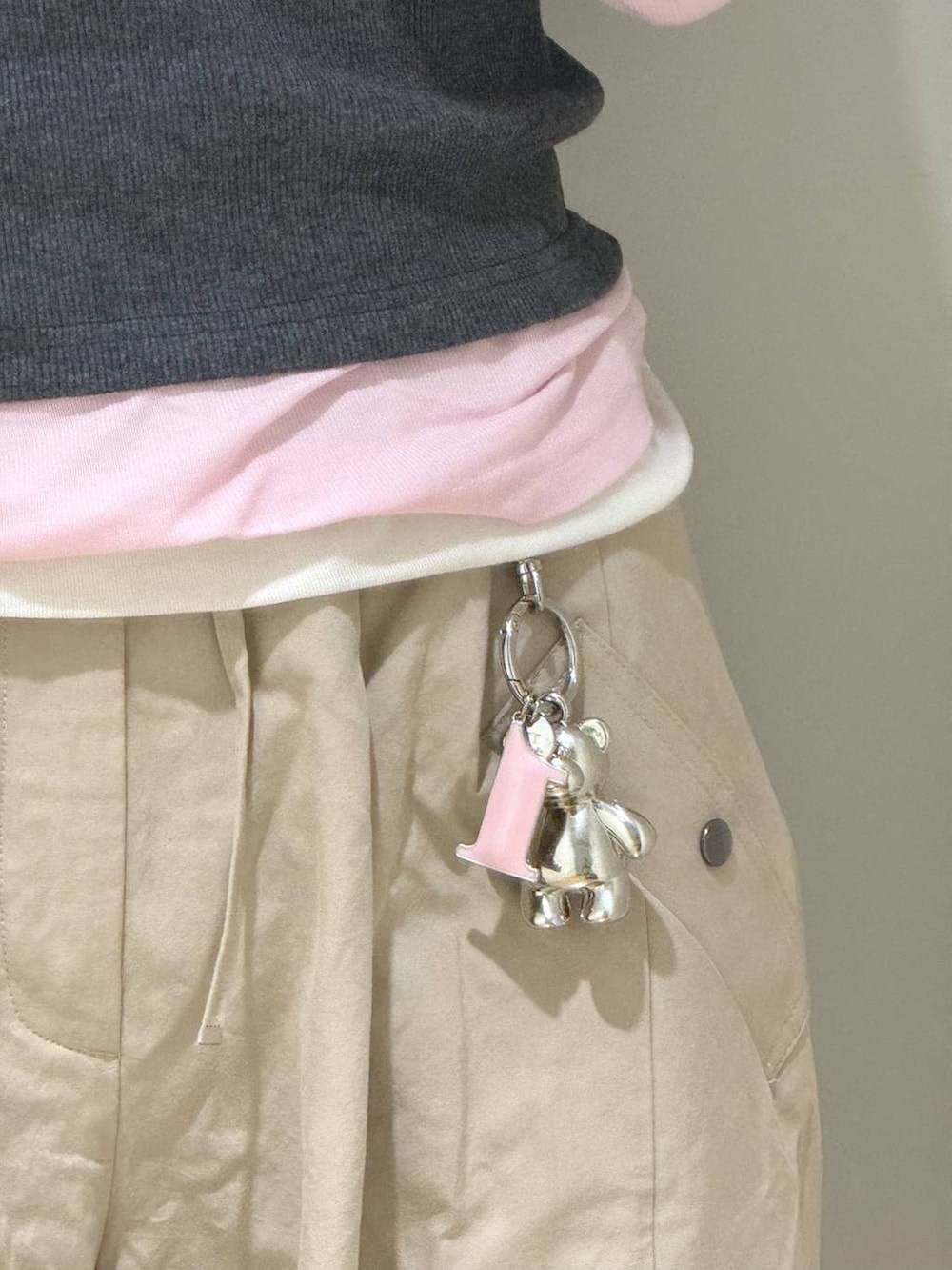 ホワイト系のTシャツ/カットソー、ピンク系のTシャツ/カットソー、ベージュ系のその他パンツを着用したレディースの春コーディネートの4枚目の写真