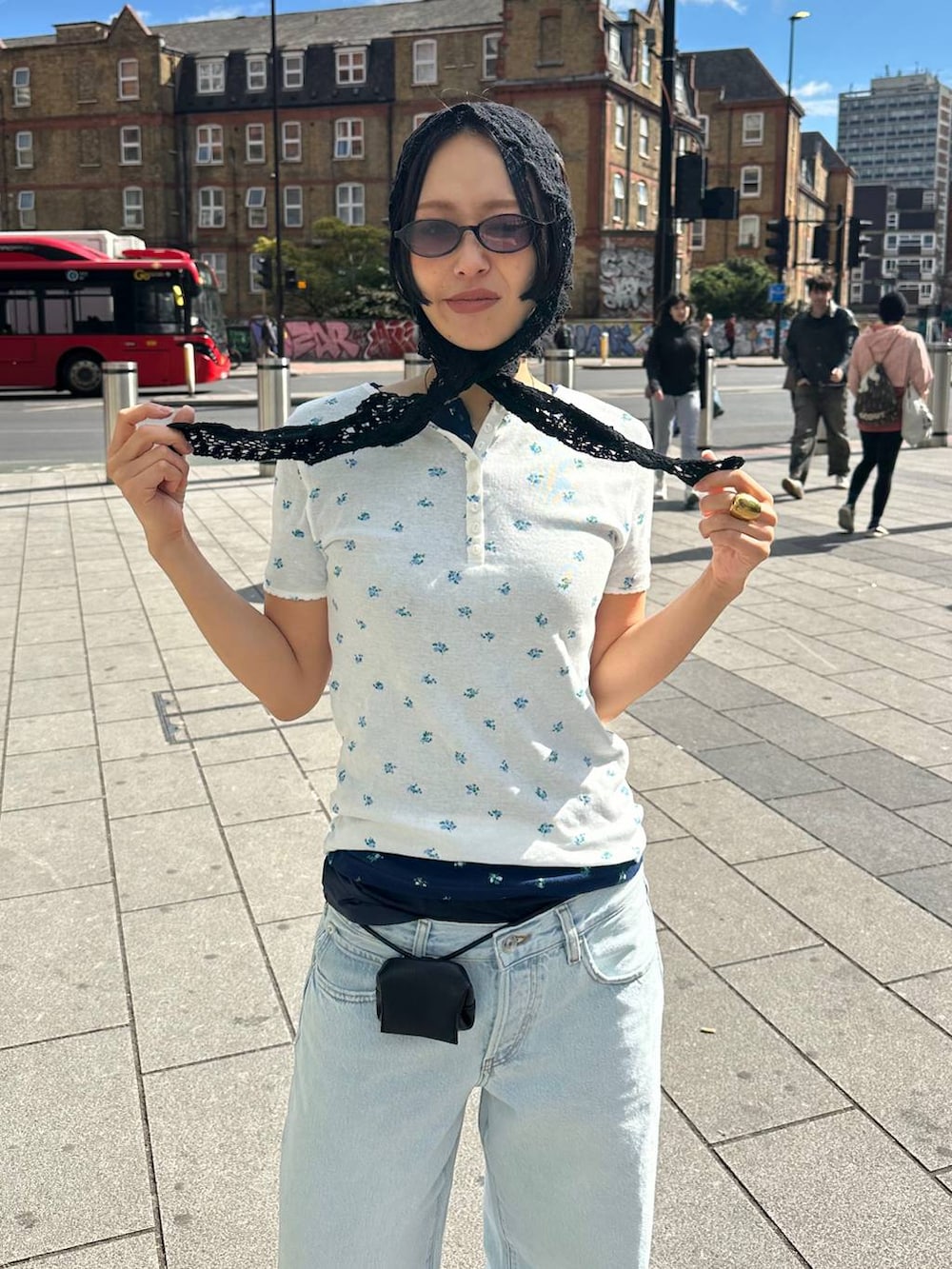 ホワイト系のTシャツ/カットソー、ブラック系のベルト、ブラック系のサングラスを着用したレディースの夏コーディネートの5枚目の写真