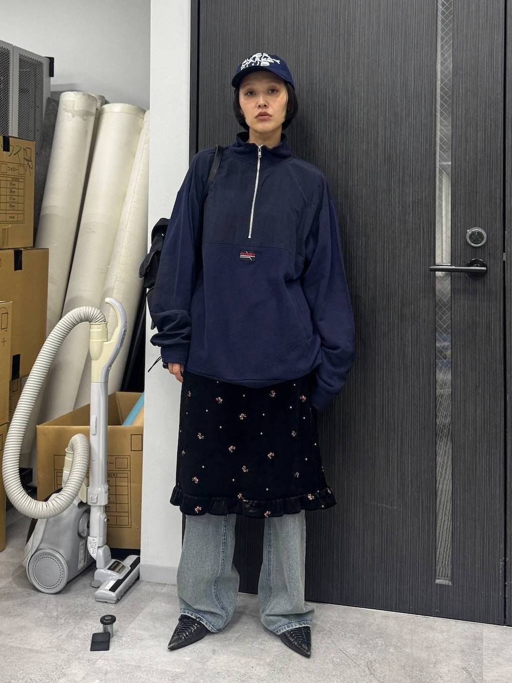 ブルー系のデニムパンツ、ブラック系のバックパック/リュック、ブルー系のスウェットを着用したレディースの夏コーディネートの7枚目の写真