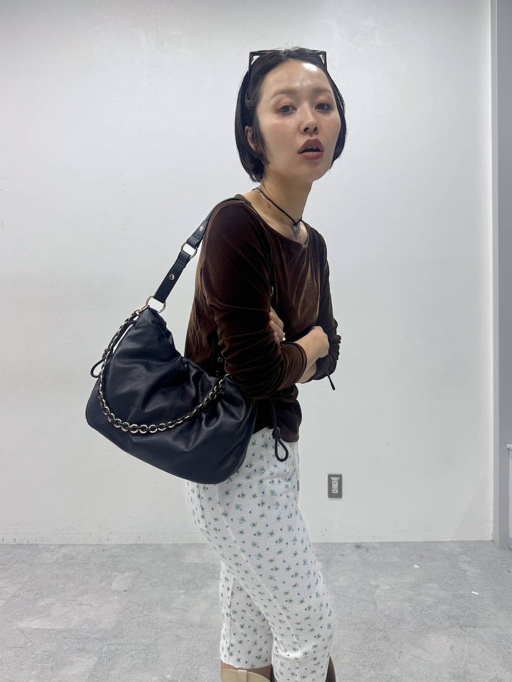 ブラウン系のTシャツ/カットソー、ホワイト系のブーツ、ホワイト系のその他パンツを着用したレディースの夏コーディネートの2枚目の写真