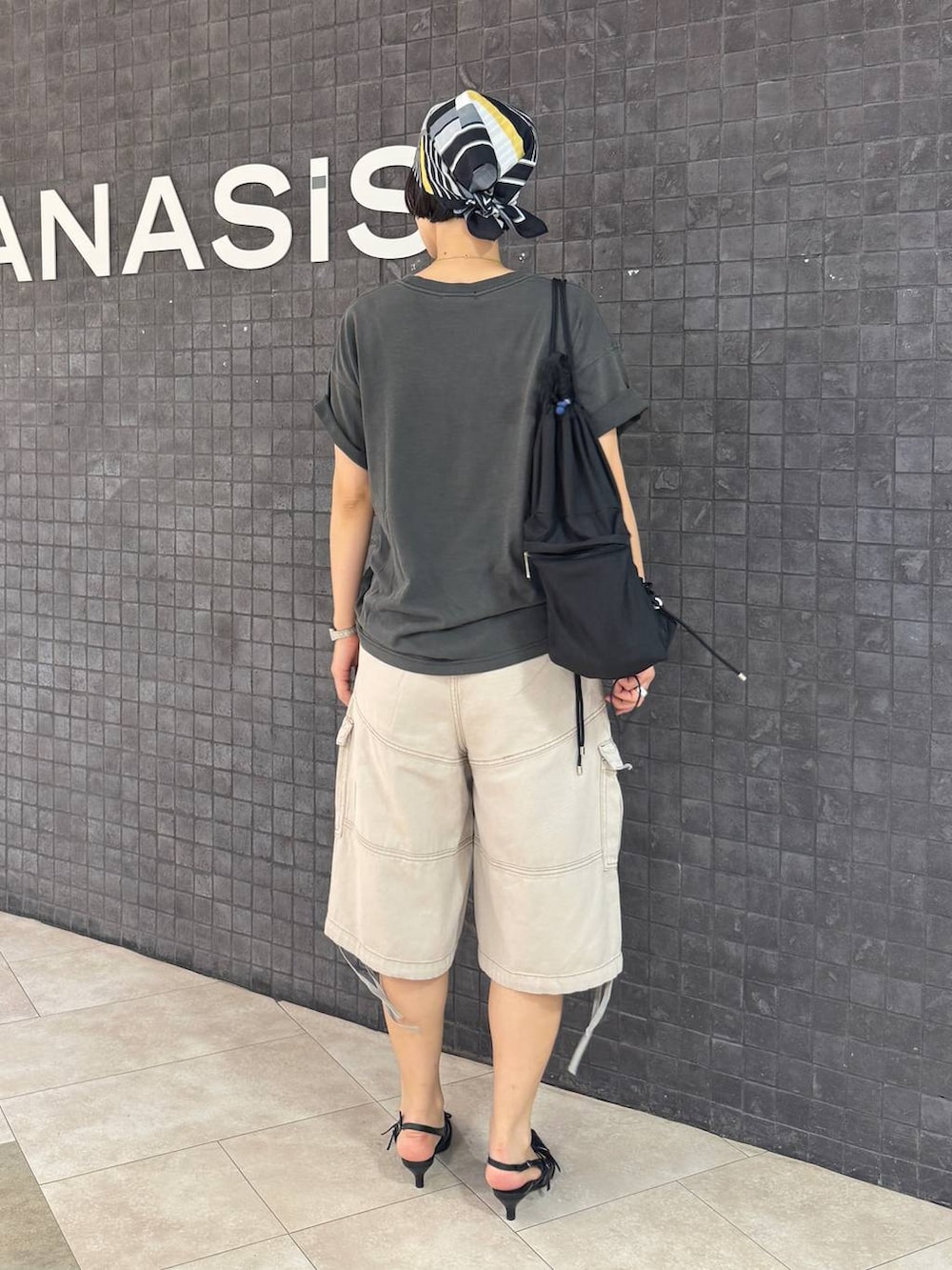 グレー系のTシャツ/カットソー、ブラック系のパンプス、ベージュ系のカーゴパンツを着用したレディースの夏コーディネートの3枚目の写真