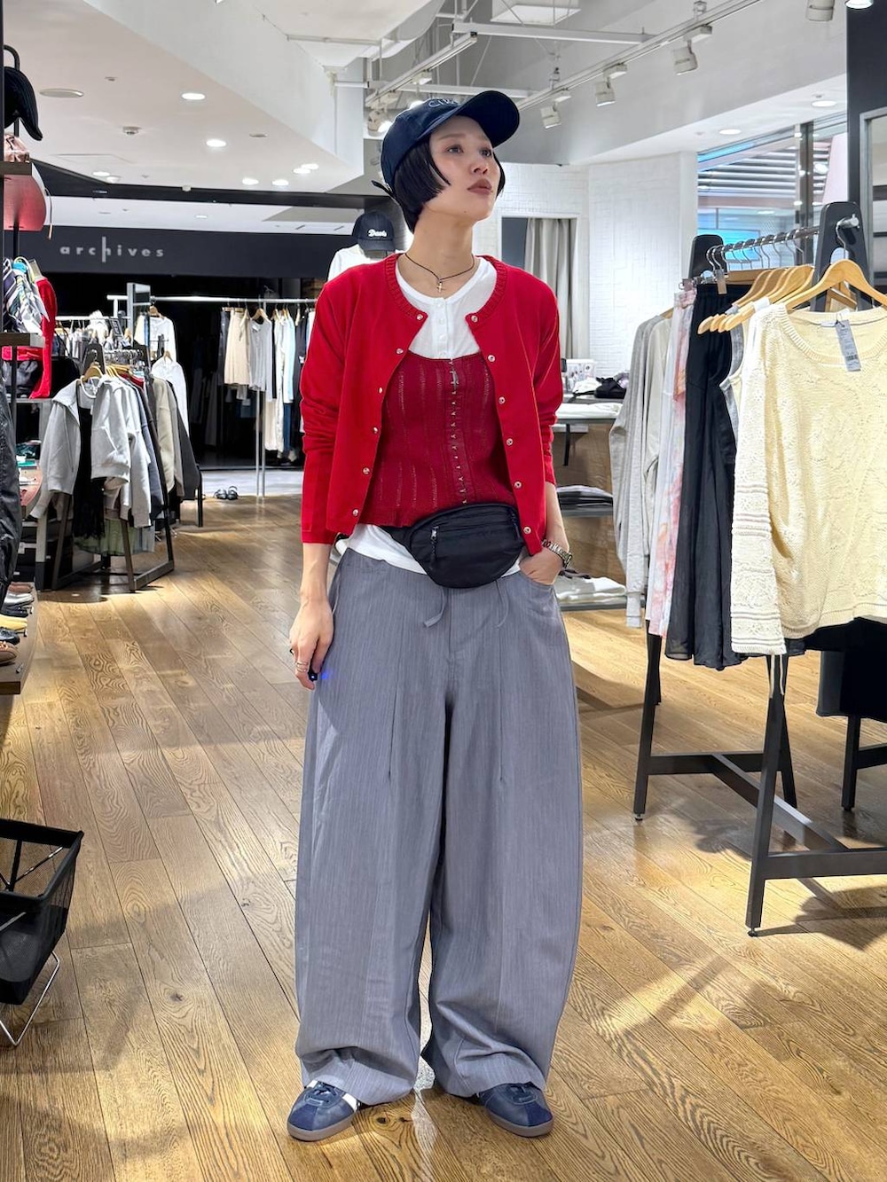 ホワイト系のTシャツ/カットソー、レッド系のベスト、レッド系のカーディガン/ボレロを着用したレディースの春コーディネートの7枚目の写真