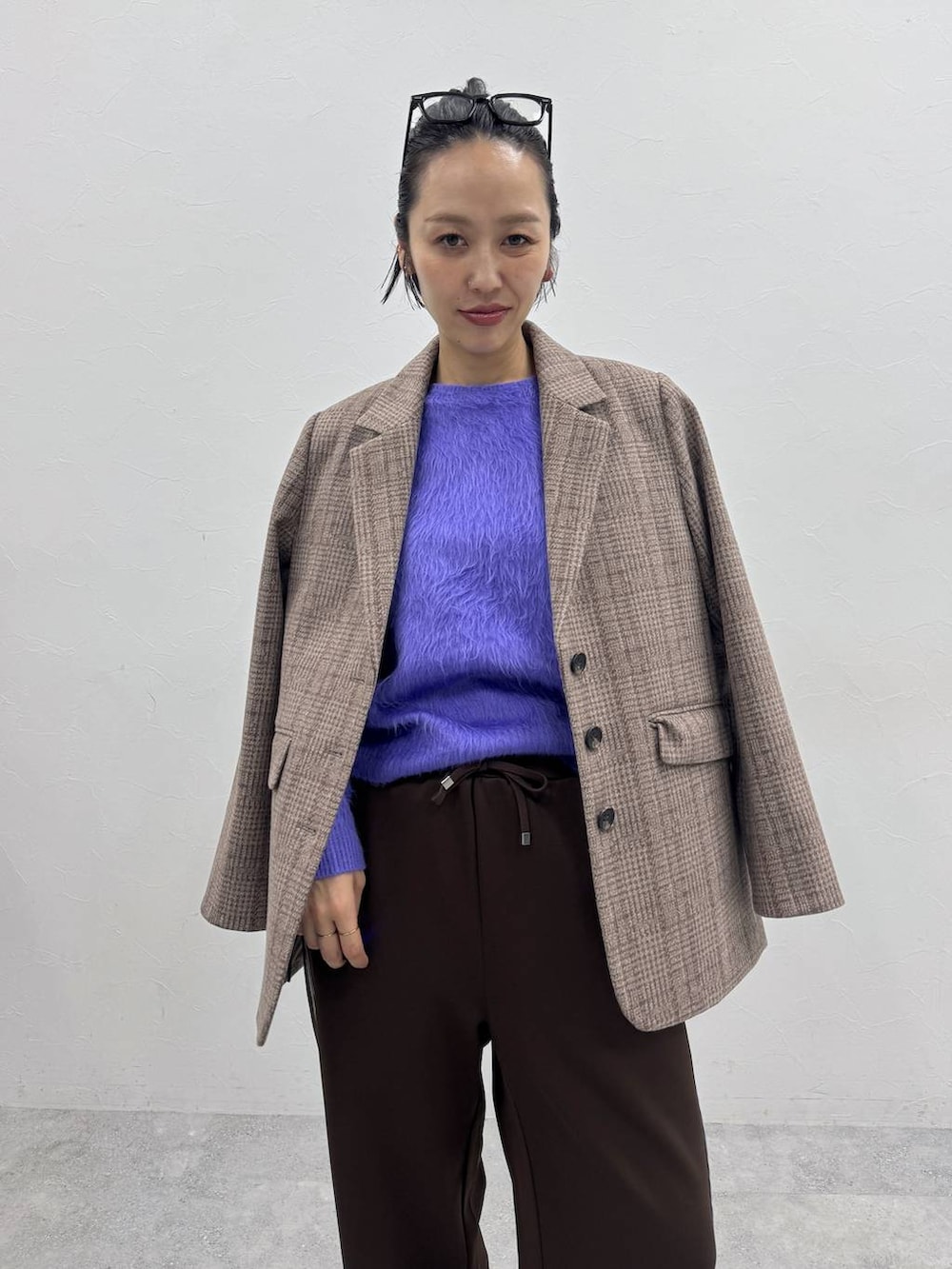 ブラウン系のその他パンツ、パープル系のニット/セーターを着用したレディースの秋コーディネートの2枚目の写真