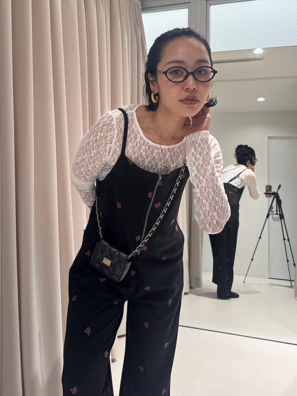 ホワイト系のTシャツ/カットソーを着用したレディースの冬コーディネートの8枚目の写真