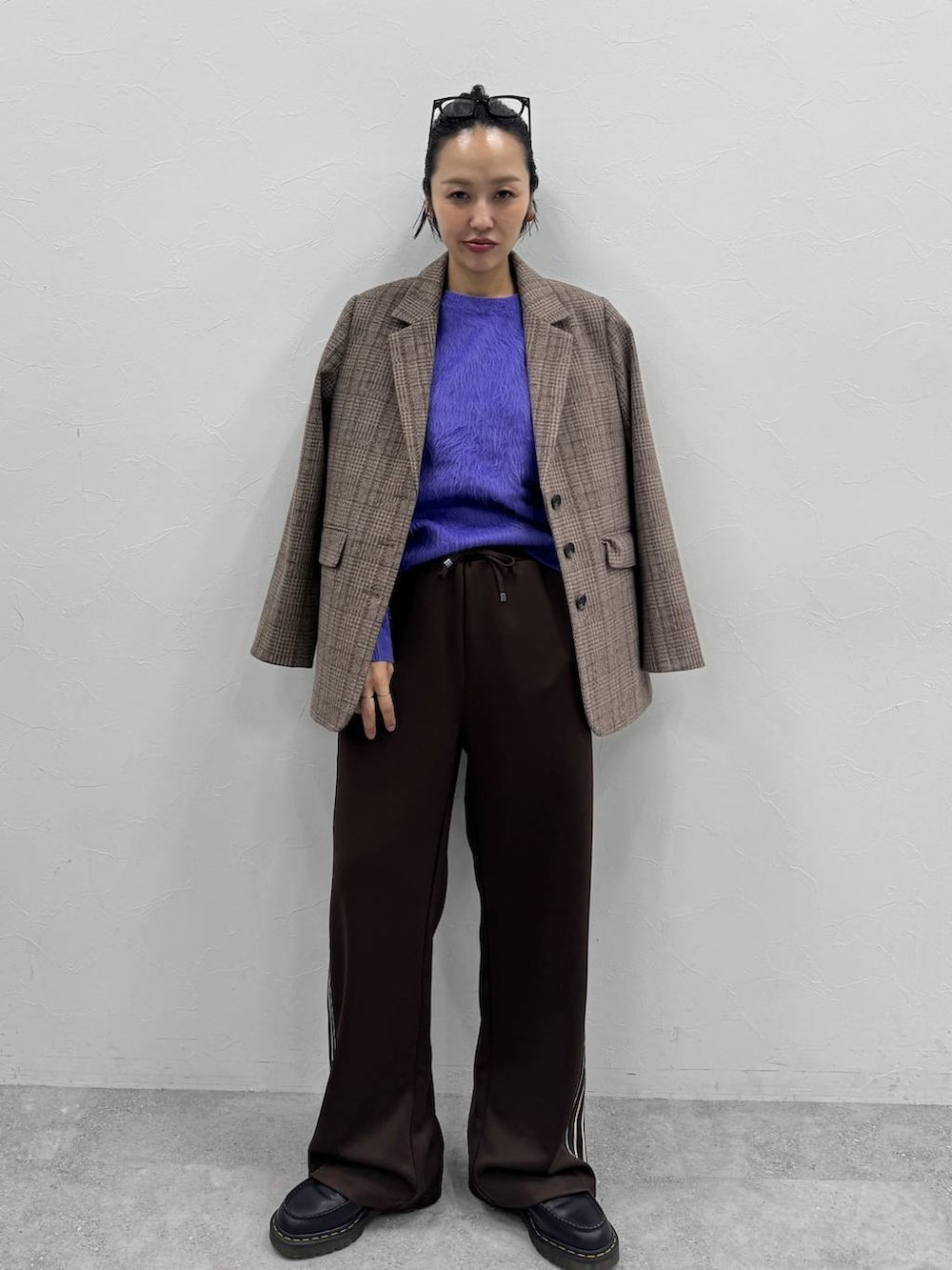 ブラウン系のその他パンツ、パープル系のニット/セーターを着用したレディースの秋コーディネートの6枚目の写真