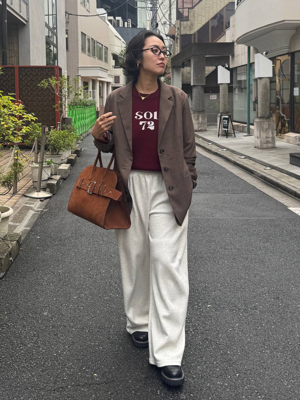 ベージュ系のスウェットパンツ、ブラウン系のテーラードジャケット、ブラック系のローファーを着用したレディースの秋コーディネートの4枚目の写真