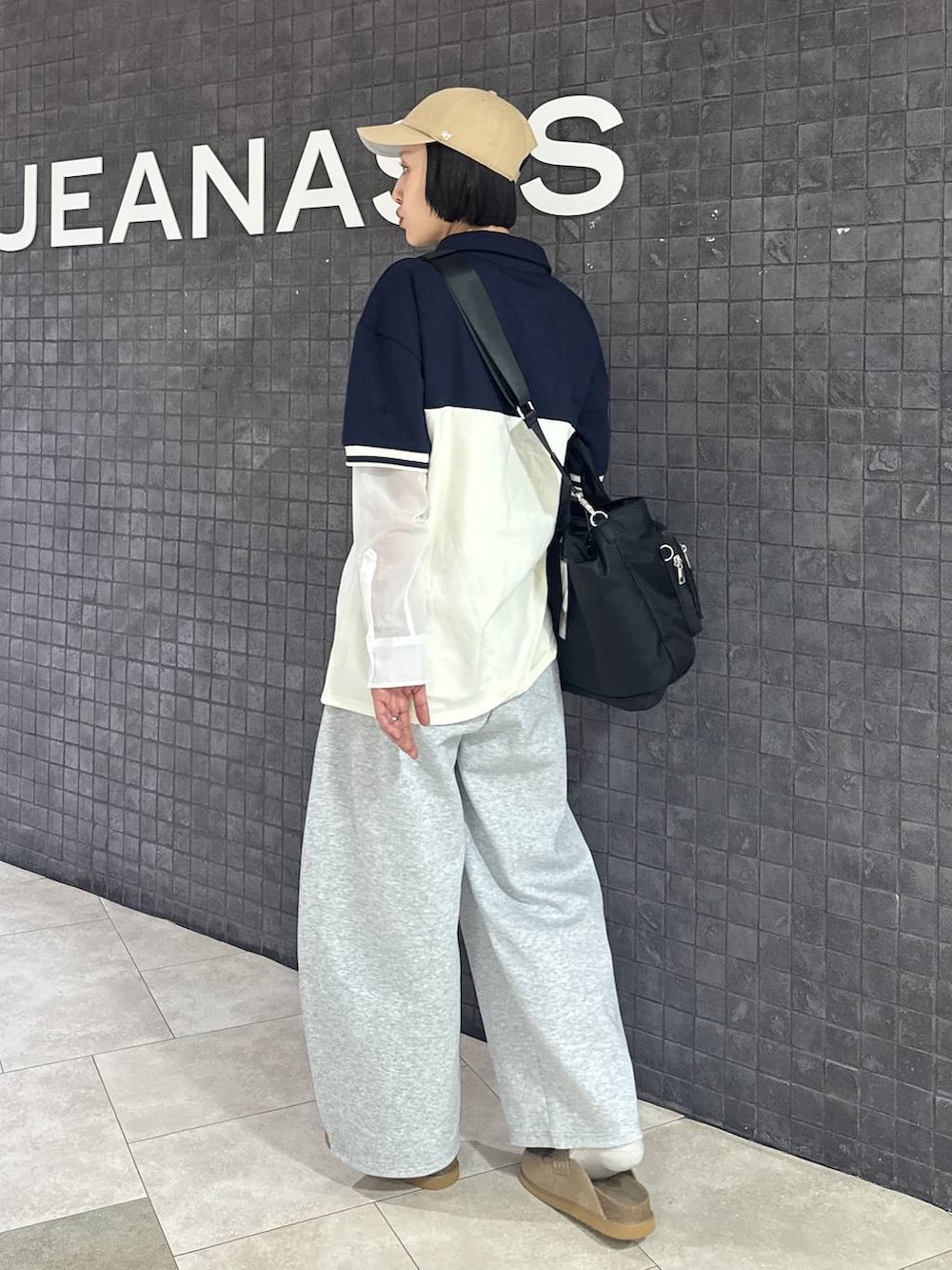 ブラック系のトートバッグ、ベージュ系のローファー、ホワイト系のシャツ/ブラウスを着用したレディースの春コーディネートの3枚目の写真