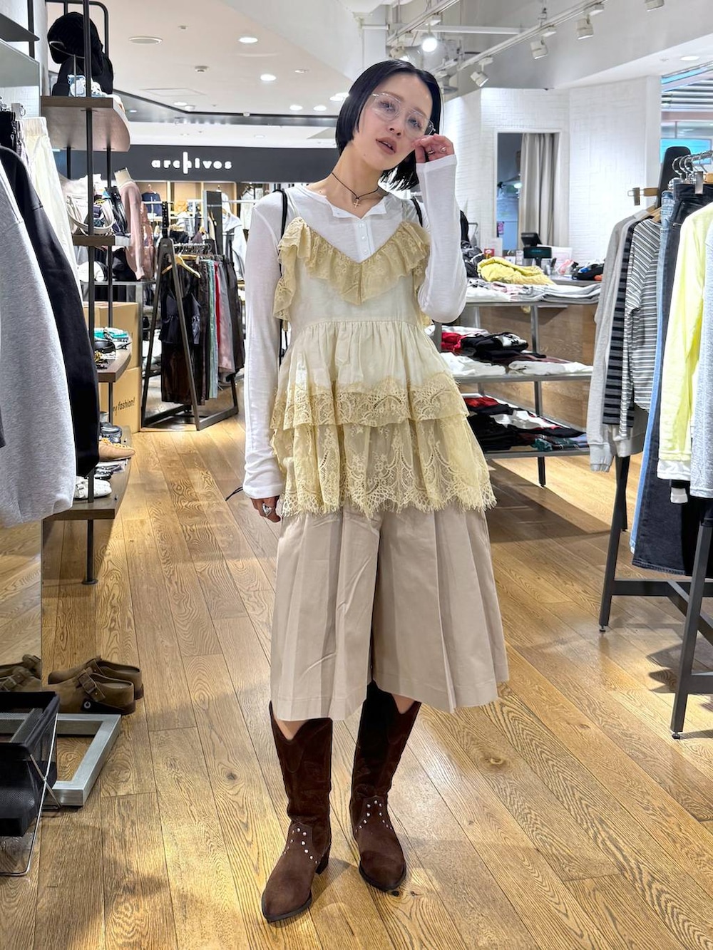 ホワイト系のTシャツ/カットソー、ブラウン系のブーツ、ベージュ系のその他パンツを着用したレディースの春コーディネートの6枚目の写真