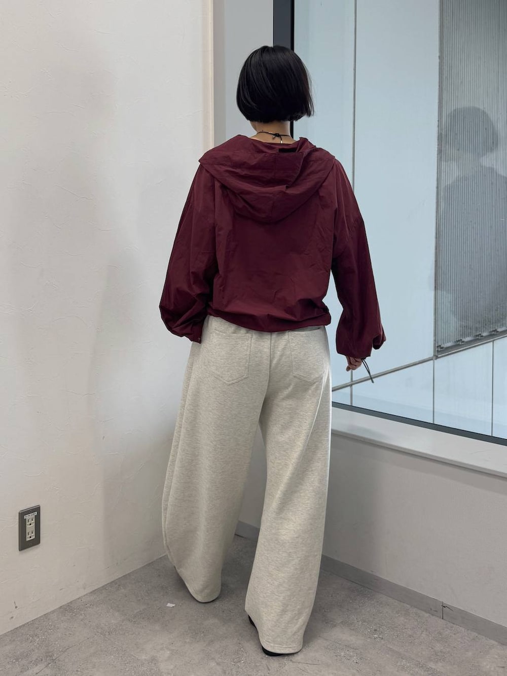 ホワイト系のブーツ、ベージュ系のスウェットパンツを着用したレディースの夏コーディネートの3枚目の写真