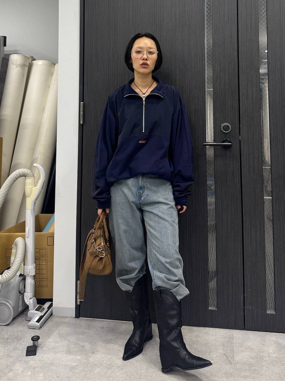 ブルー系のデニムパンツ、ブラック系のブーツ、ブルー系のスウェットを着用したレディースの夏コーディネートの5枚目の写真