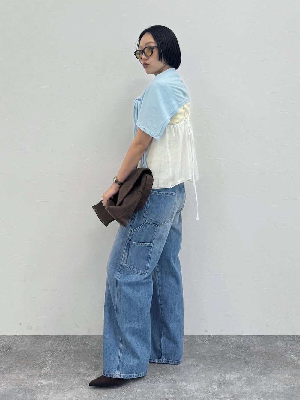 ブラウン系のブーツ、ブラウン系のショルダーバッグを着用したレディースの冬コーディネートの3枚目の写真