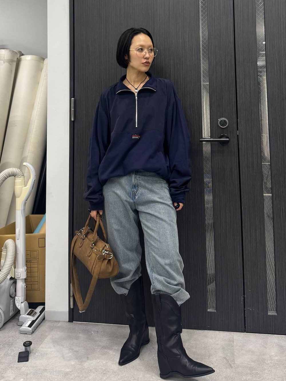 ブルー系のデニムパンツ、ブラック系のブーツ、ブルー系のスウェットを着用したレディースの夏コーディネートの4枚目の写真