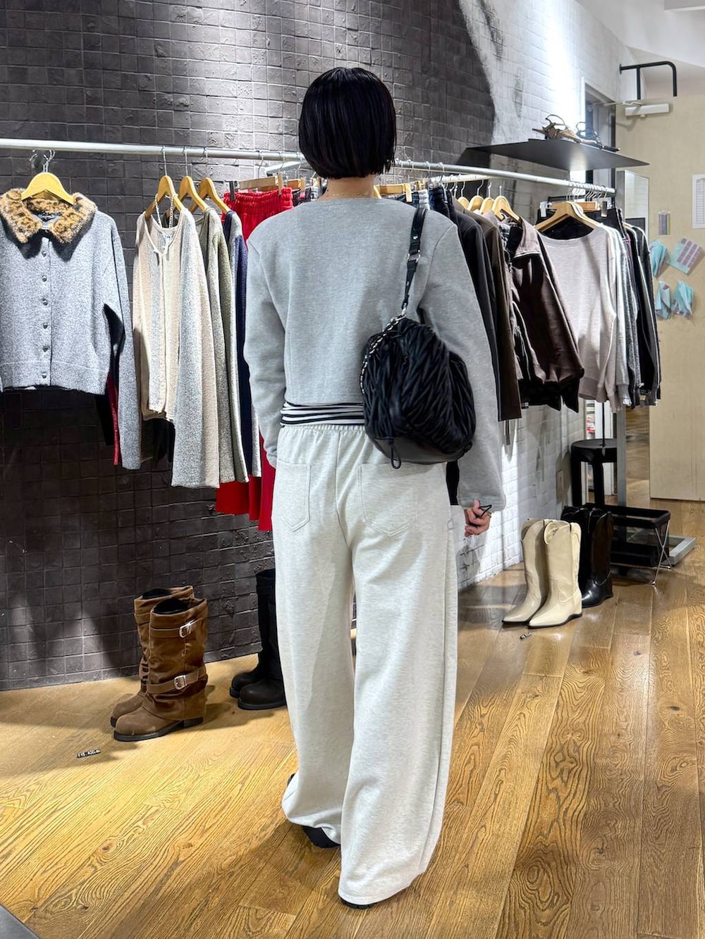 ブラック系のローファー、ブラック系のショルダーバッグ、グレー系のカーディガン/ボレロを着用したレディースの秋コーディネートの3枚目の写真