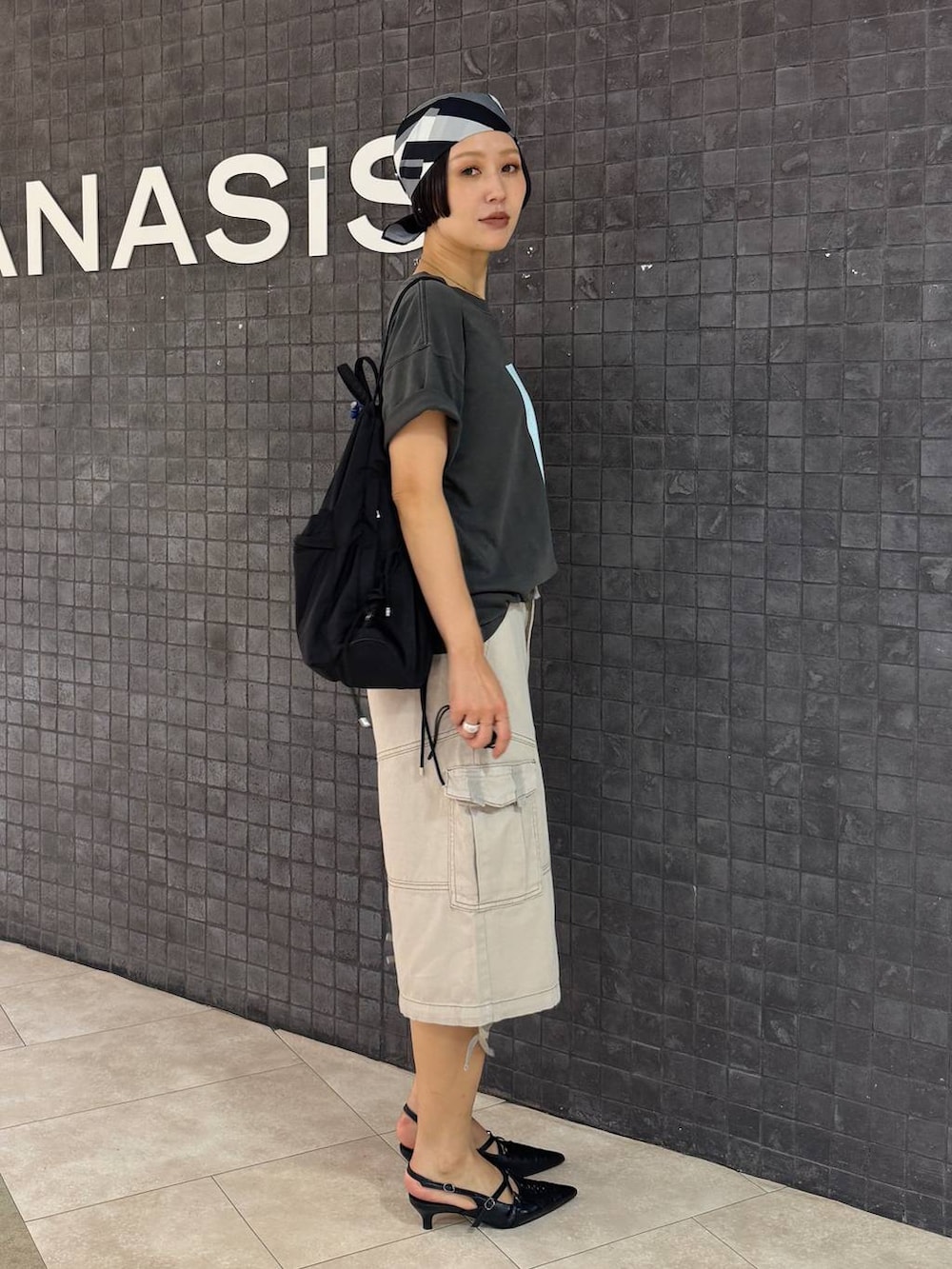 グレー系のTシャツ/カットソー、ブラック系のパンプス、ベージュ系のカーゴパンツを着用したレディースの夏コーディネートの2枚目の写真