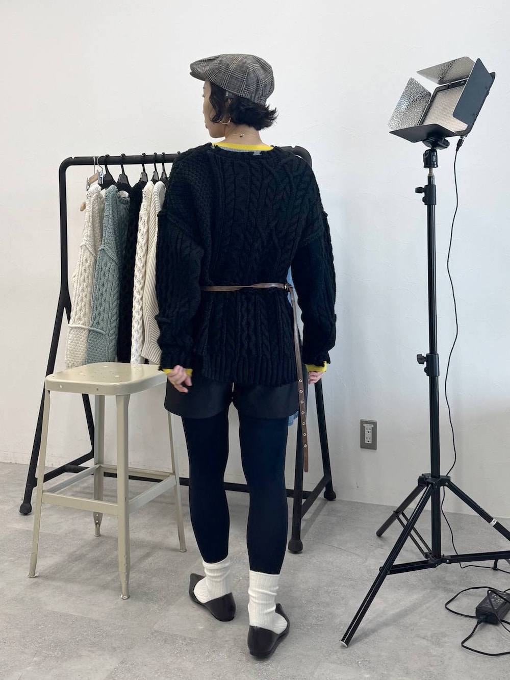 ブラック系のその他パンツ、グレー系のニット/セーター、ブラック系のニット/セーターを着用したレディースの秋コーディネートの4枚目の写真