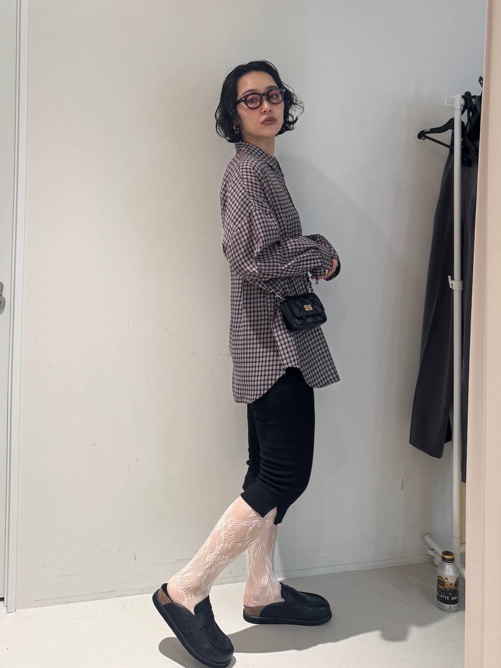 ブラック系のその他パンツを着用したレディースの冬コーディネートの2枚目の写真