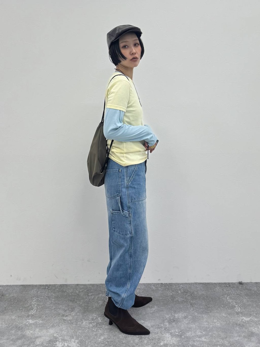 ブラウン系のブーツ、ブラウン系のハンチング/ベレー帽を着用したレディースの冬コーディネートの6枚目の写真