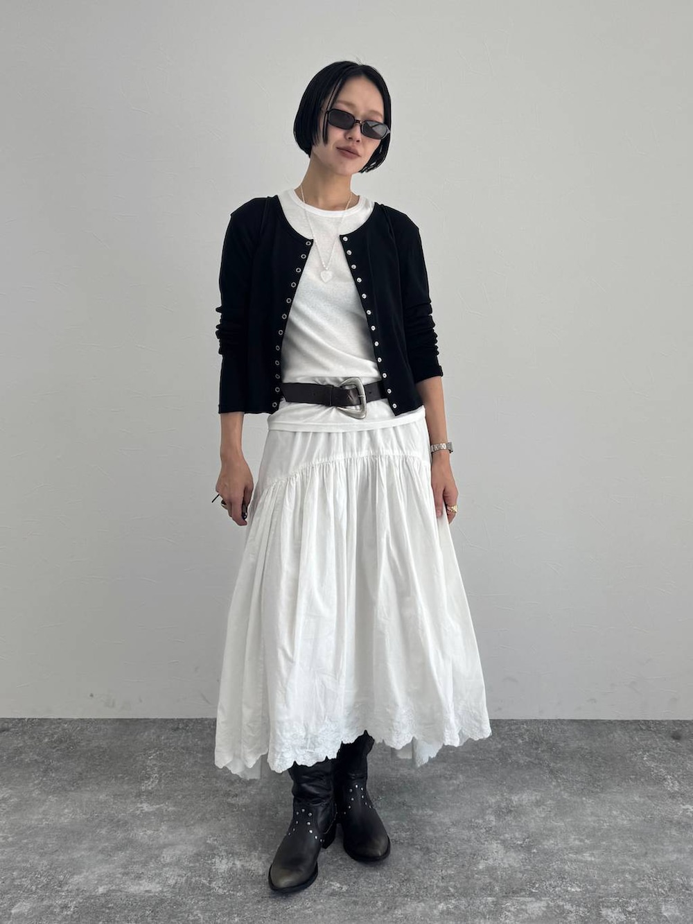 ブラック系のブーツを着用したレディースの冬コーディネートの2枚目の写真