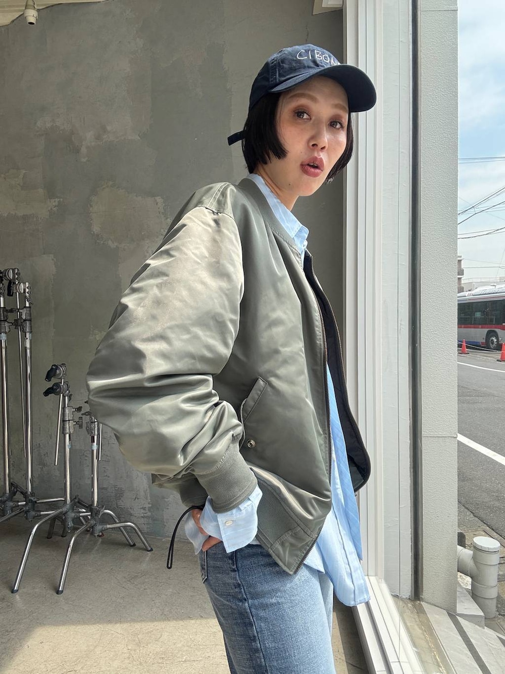 ブルー系のシャツ/ブラウスを着用したレディースの秋コーディネートの3枚目の写真