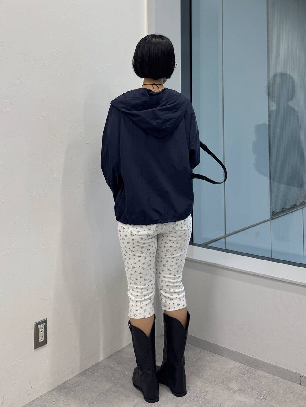ブラック系のショルダーバッグ、ブラック系のブーツ、ホワイト系のその他パンツを着用したレディースの夏コーディネートの2枚目の写真